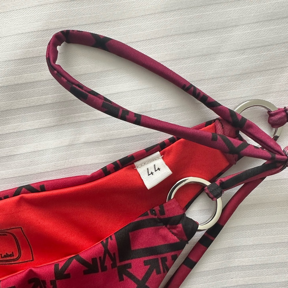 Off-White
logo-print gradient bikini - Picture 7 of 8